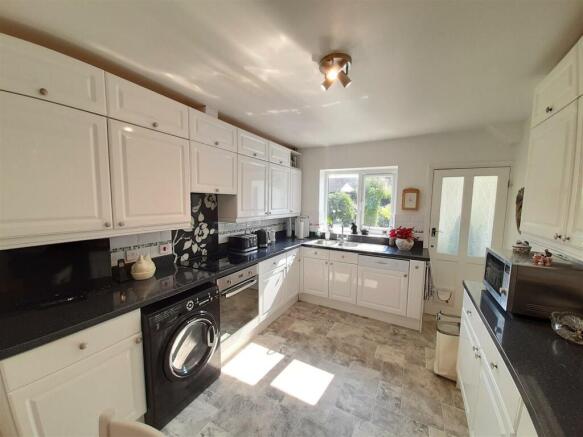 Kitchen 1.jpg