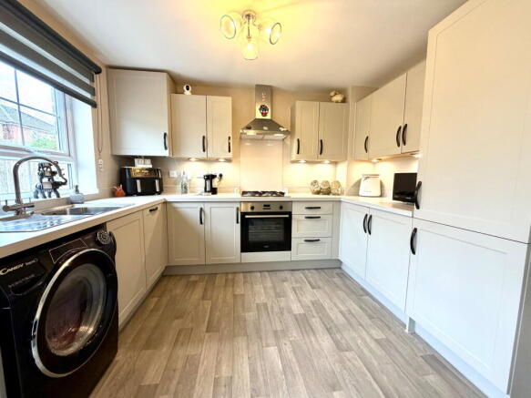 3 bed Semi-Detached for sale Image 7