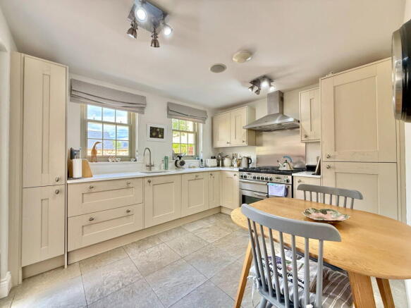 4 bed Detached for sale Image 8