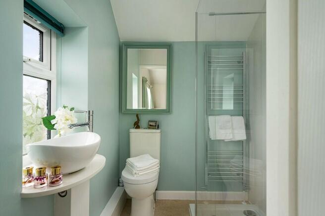 Main bed en-suite