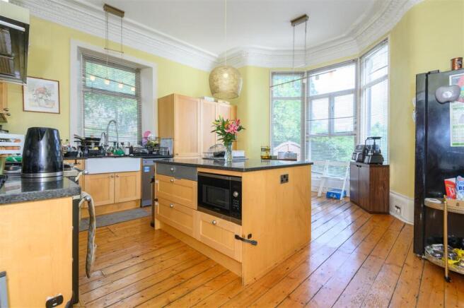 6 bed Semi-Detached for sale Image 4