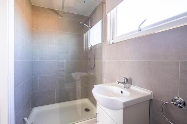 Flat 4, 87 Cromer Street shower room.jpg