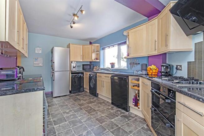 4 Hallowes Rise-11.jpg