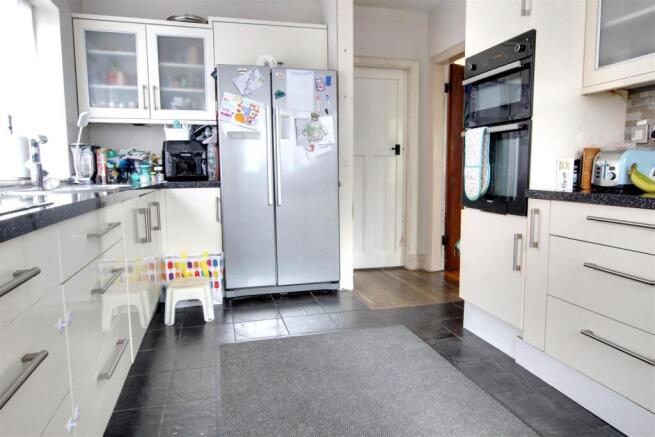 4 bed Detached for sale Image 6
