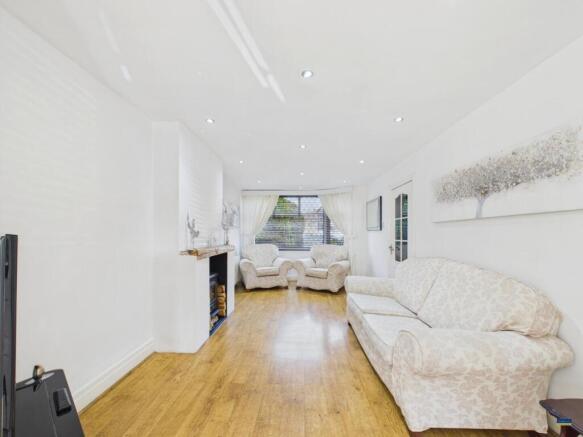 3 bed House for sale Image 4