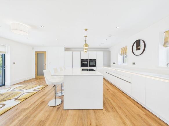 4 bed Detached for sale Image 11