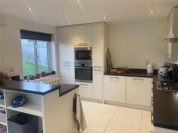3 bed Detached to rent Image 8