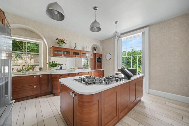 5 bed Detached for sale Image 3