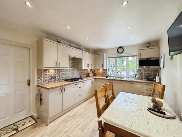 4 bed Detached for sale Image 7