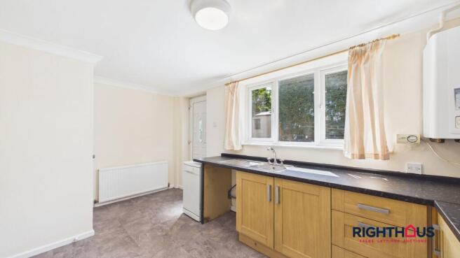 3 bed Semi-Detached to rent Image 6