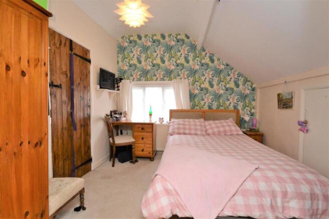 bedroom 2 whitehouse.JPG