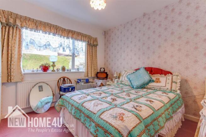 MASTER BEDROOM:
