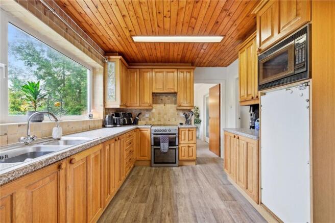 4 bed Detached to rent Image 10