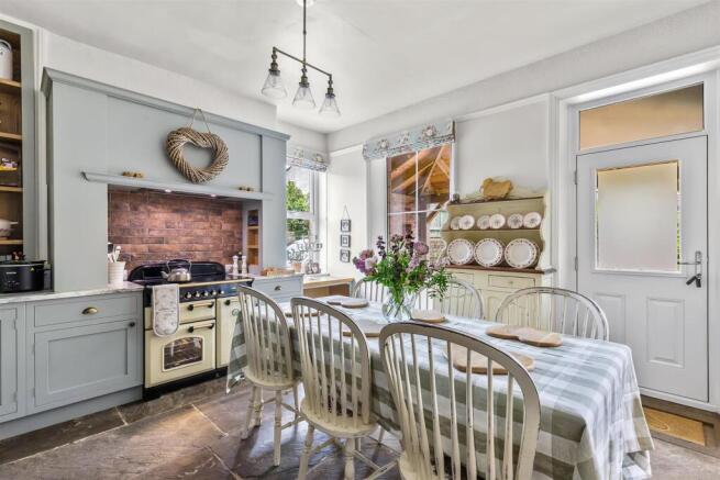 6 bed House for sale Image 10