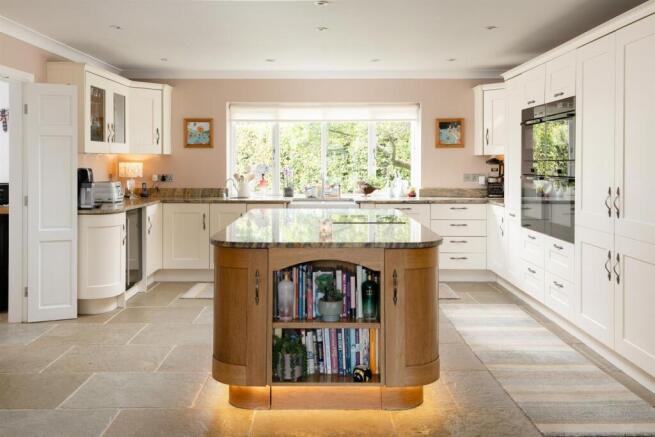 4 bed House for sale Image 4