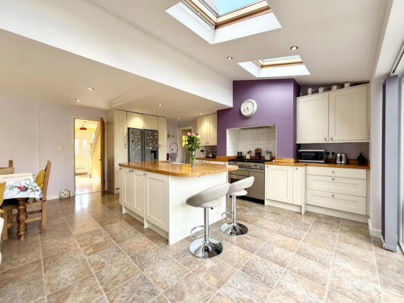 5 bed Detached for sale Image 6