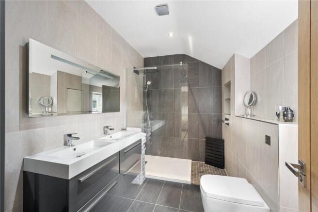 5 bed House for sale Image 11