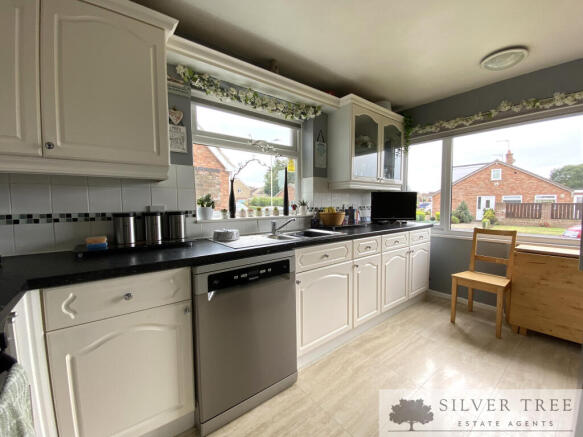 4 bed Detached for sale Image 6