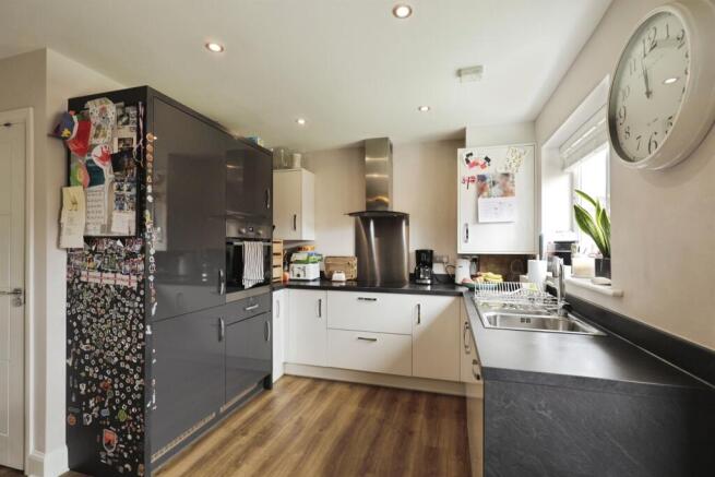3 bed Semi-Detached for sale Image 7