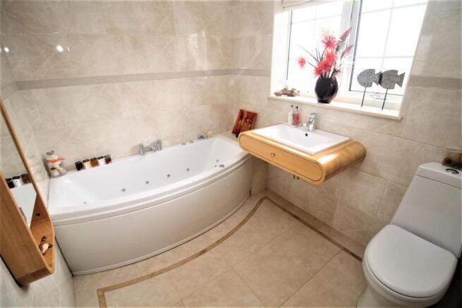 FAMILY BATHROOM/WC