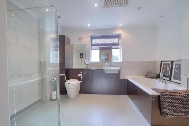 5 bed Detached for sale Image 8