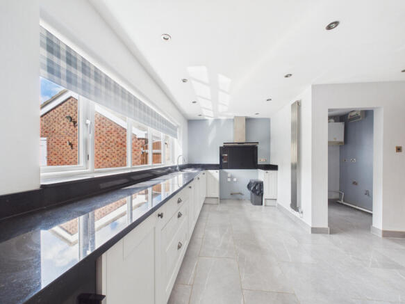 4 bed Detached for sale Image 11
