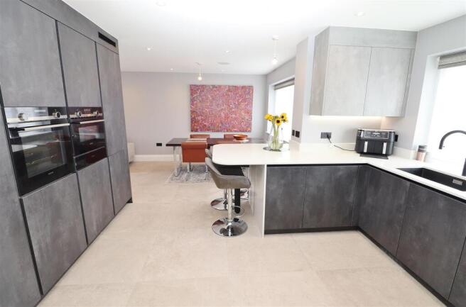 Bridle Close, Borehamwood photo 4