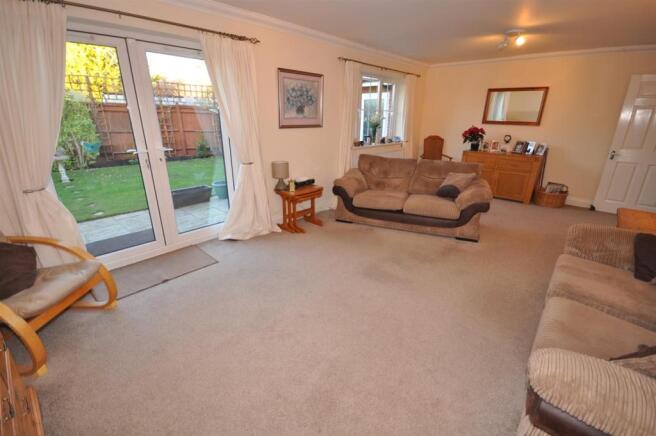 LOUNGE DINING ROOM