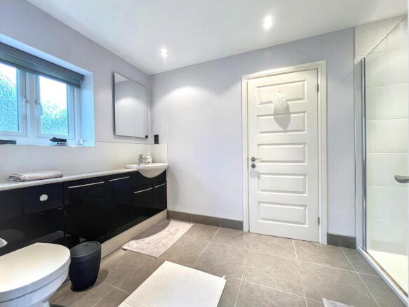 5 bed Detached for sale Image 10