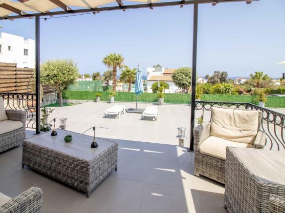 Coastal 3 bedroom resale villa + furnished + air conditioning + sea views + ready to move in!  Image 9999 3