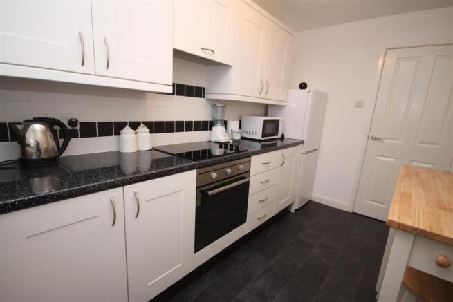 ADDITIONAL KITCHEN PHOTOGRAPH