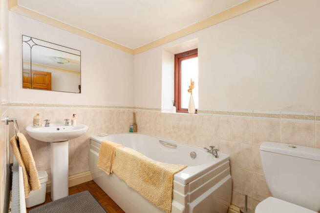 4 bed Detached for sale Image 8