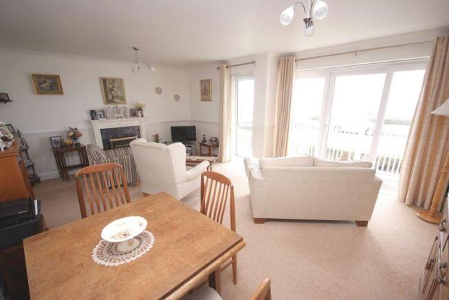Lounge/ Dining...