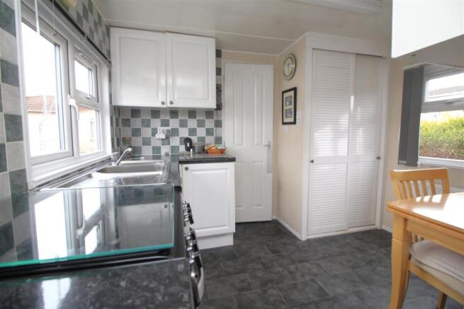 kitchen 2 .JPG