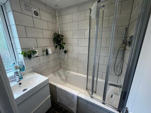 Bathroom 3.jpg