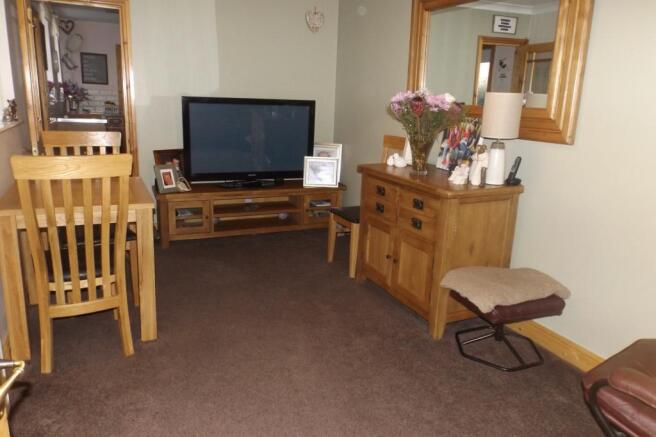 REAR LOUNGE OR BREAK