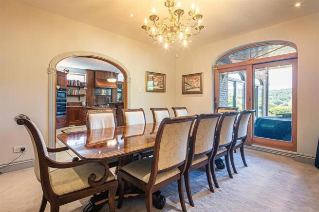 5 bed Detached for sale Image 9
