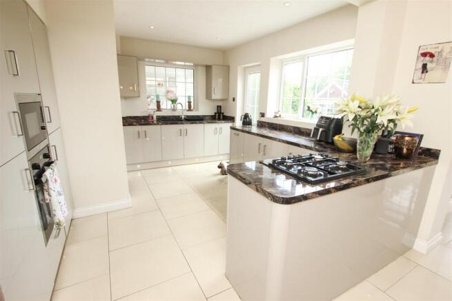 3 bed Semi-Detached for sale Image 12