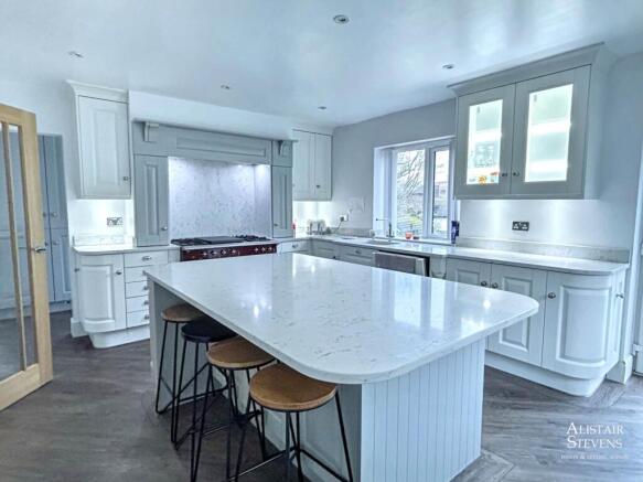 5 bed Detached for sale Image 10