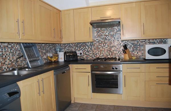 FITTED KITCHEN