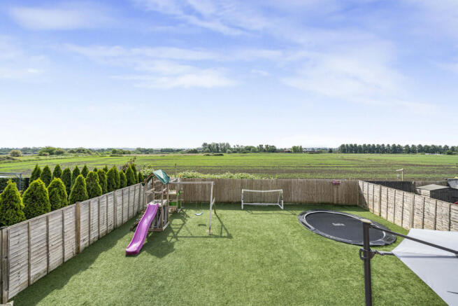 6, Curtiss Close photo 4