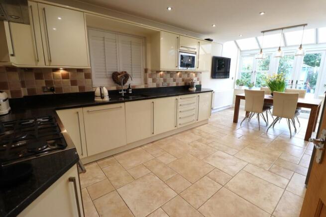 KITCHEN FAMILY ROOM