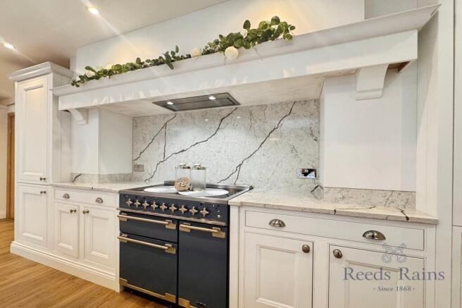 5 bed Detached for sale Image 11