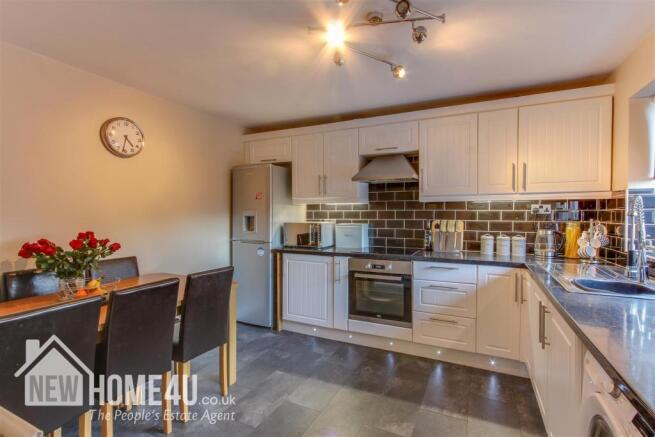 KITCHEN / BREAKFAST ROOM::