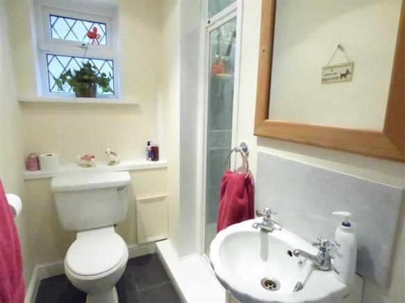 CLOAK/SHOWER ROOM