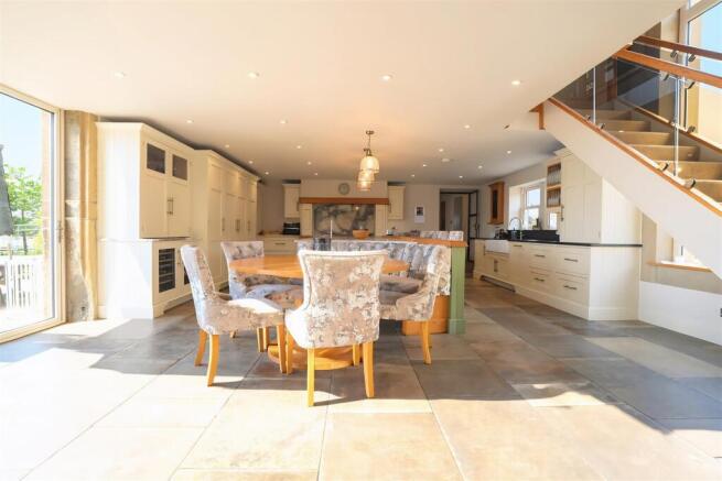 5 bed Detached to rent Image 9