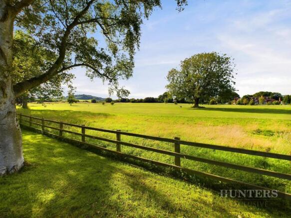 6 bed Detached for sale Image 7