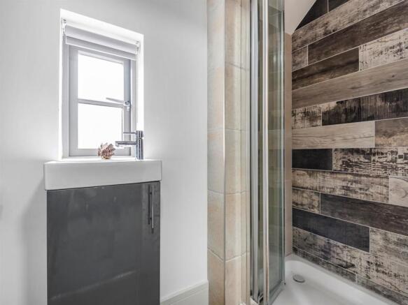 En-suite to master bedroom.jpg