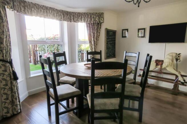 DINING ROOM2 .JPG