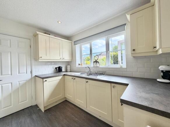 5 bed Detached for sale Image 9
